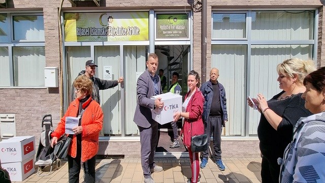 TİKA, Sırbistan’ın Novi Sad şehrinde ihtiyaç sahiplerine ramazan kumanyası ulaştırdı