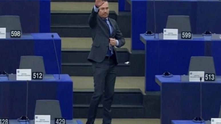 Avrupa Parlamentosu’nda Nazi selamı veren Bulgar Milletvekili Dzhambazki’ye ceza