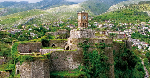 Arnavutluk, turistlere yönelik tüm salgın tedbirlerini kaldırdı