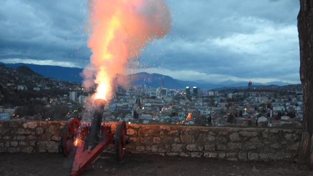 Bosna Hersek’te ramazanın gelişi top atışıyla duyuruldu
