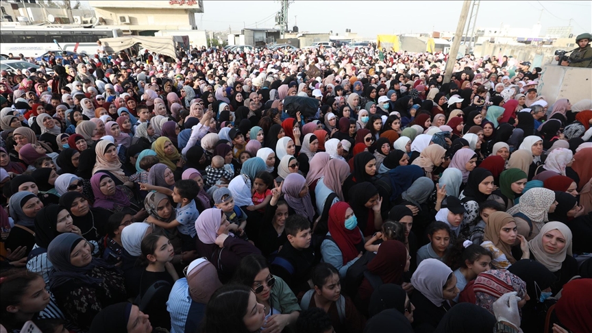 Filistin’de 250 bin Müslüman, Kadir Gecesi için Mescid-i Aksa’ya akın etti