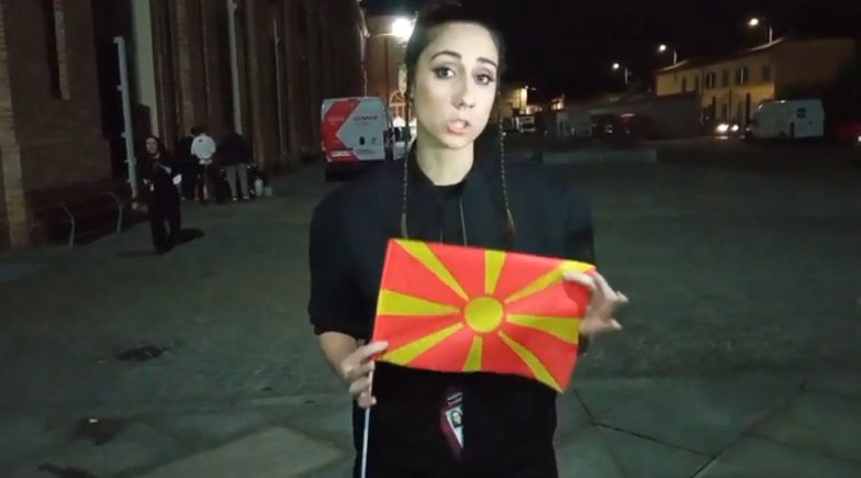 Koevska elinde bayrakla özür diledi