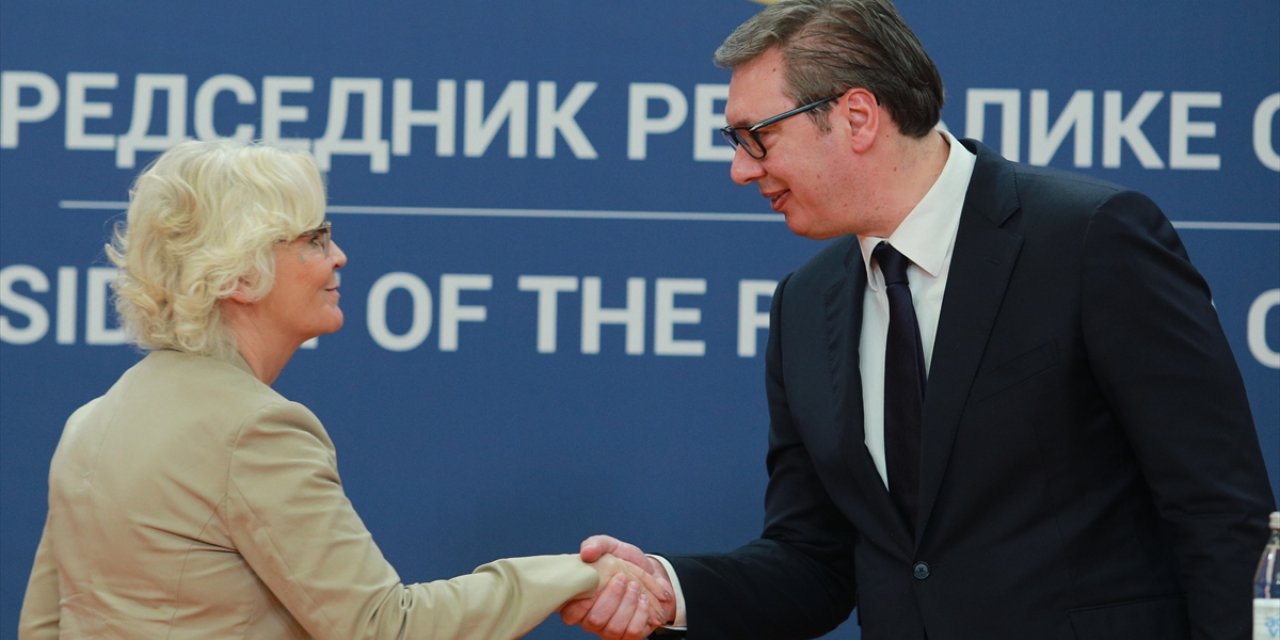 Sırbistan Cumhurbaşkanı Vucic, Almanya Savunma Bakanı Lambrecht’i kabul etti