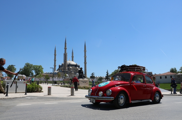 Edirne’de “1. Klasik Otomobil Balkan Turu” Bulgaristan’a doğru yola çıktı