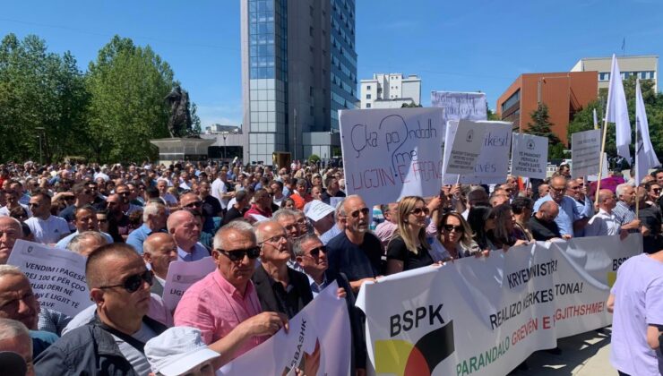 Kosova’da kamu çalışanlarından protesto
