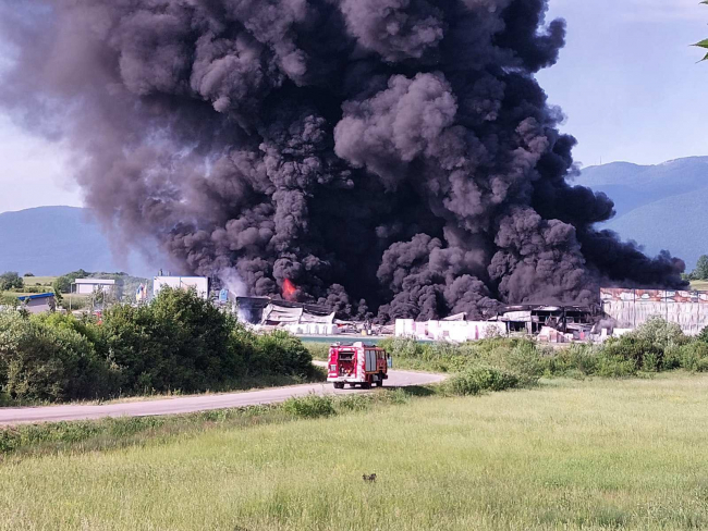Bosna Hersek’te bir fabrikada yangın