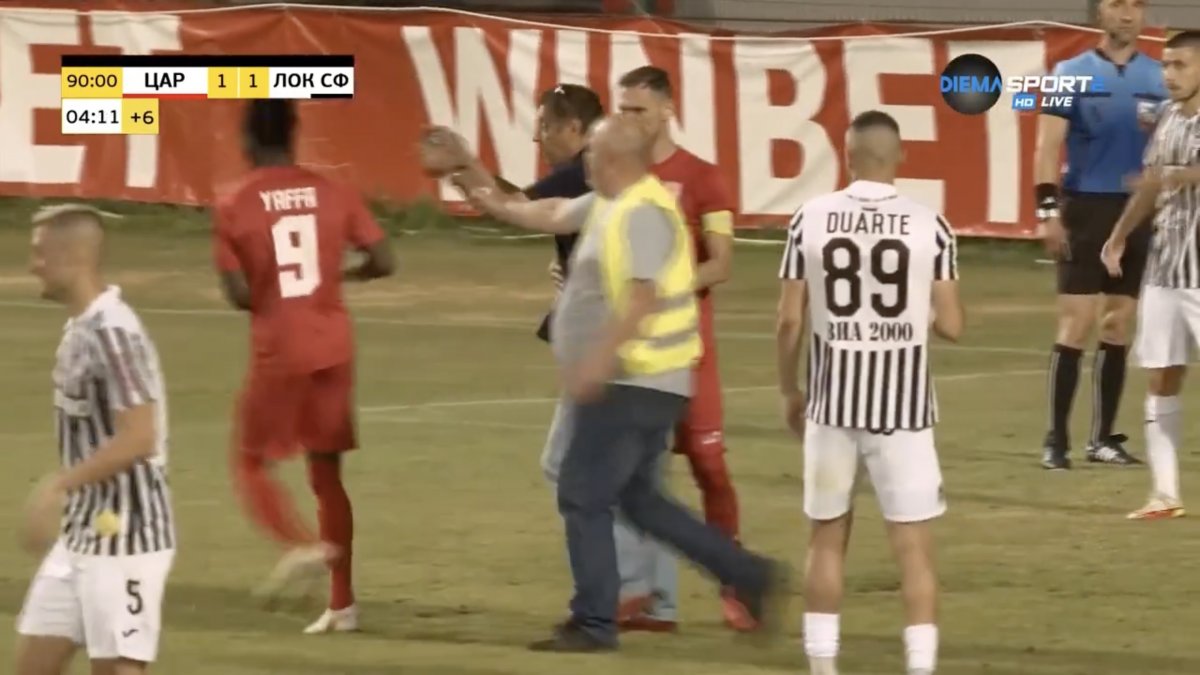 Bulgaristan Ligi’nde başkan sahaya girip penaltı atan oyuncuyu değiştirdi