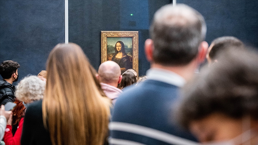 Paris’te sergilenen Mona Lisa tablosuna pastalı saldırı