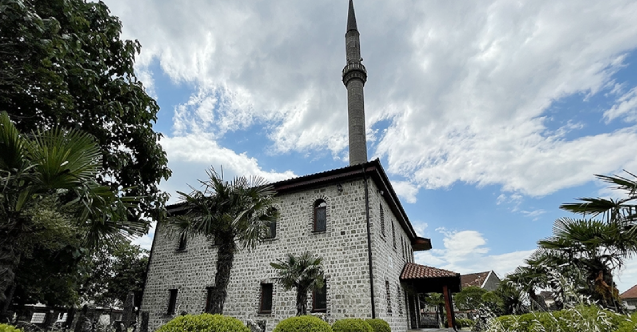 Karadağ’daki Nizam Camii ve şehitliğinde Osmanlı’nın izleri hakim