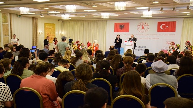 Arnavutluk’ta Türkçe kursunu tamamlayanlara sertifikaları verildi