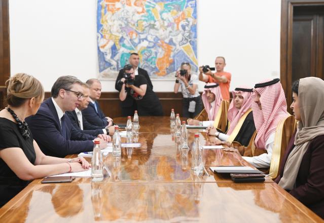 Sırbistan Cumhurbaşkanı Vucic, Suudi Arabistan Turizm Bakanı Hatib’i kabul etti