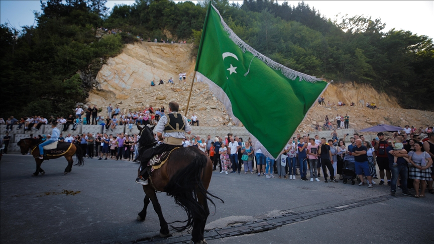 Bosna Hersek’teki Ayvaz Dede Şenlikleri’nde yer alacak atlılar geçit törenine katıldı