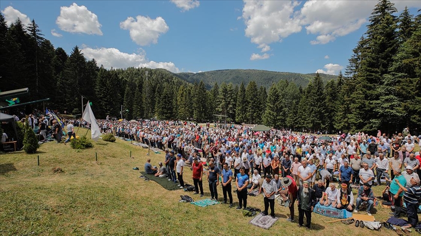 Bosna Hersek’teki 512. Ayvaz Dede Şenlikleri binlerce kişinin kıldığı öğle namazıyla sona erdi