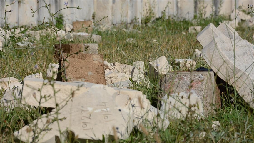 Bosna Hersek’teki Partizan Anıt Mezarlığı’na yapılan saldırıda mezar taşları zarar gördü