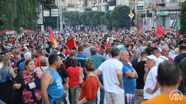 Üsküp’te binlerce vatandaş Fransız teklifini protesto etti
