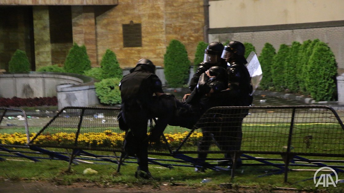 Üsküp’teki protestolarda 47 polis yaralandı