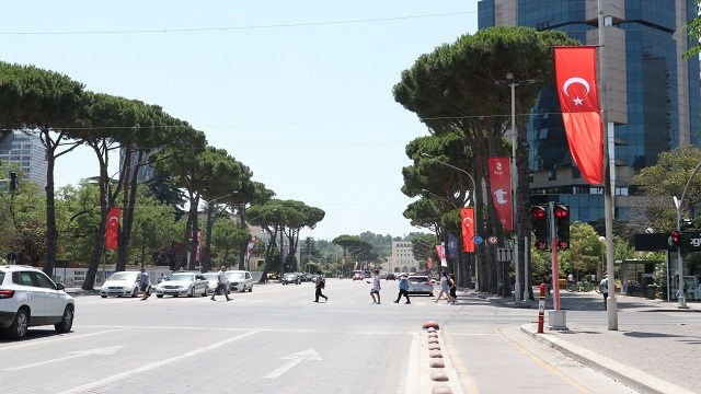 Arnavutluk’un başkenti Tiran, Türk Kültür Haftası kapsamında Türk bayrakları ile süslendi