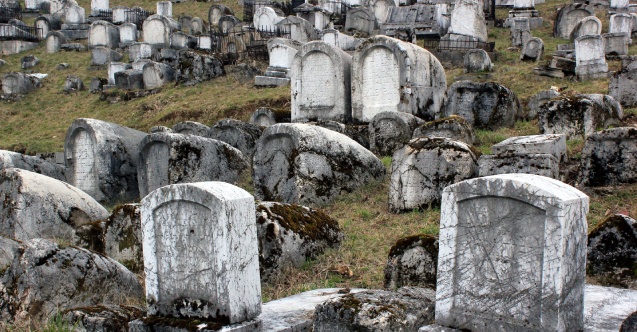 Saraybosna’daki Yahudi mezarlığı bakımsızlıktan yıpranıyor