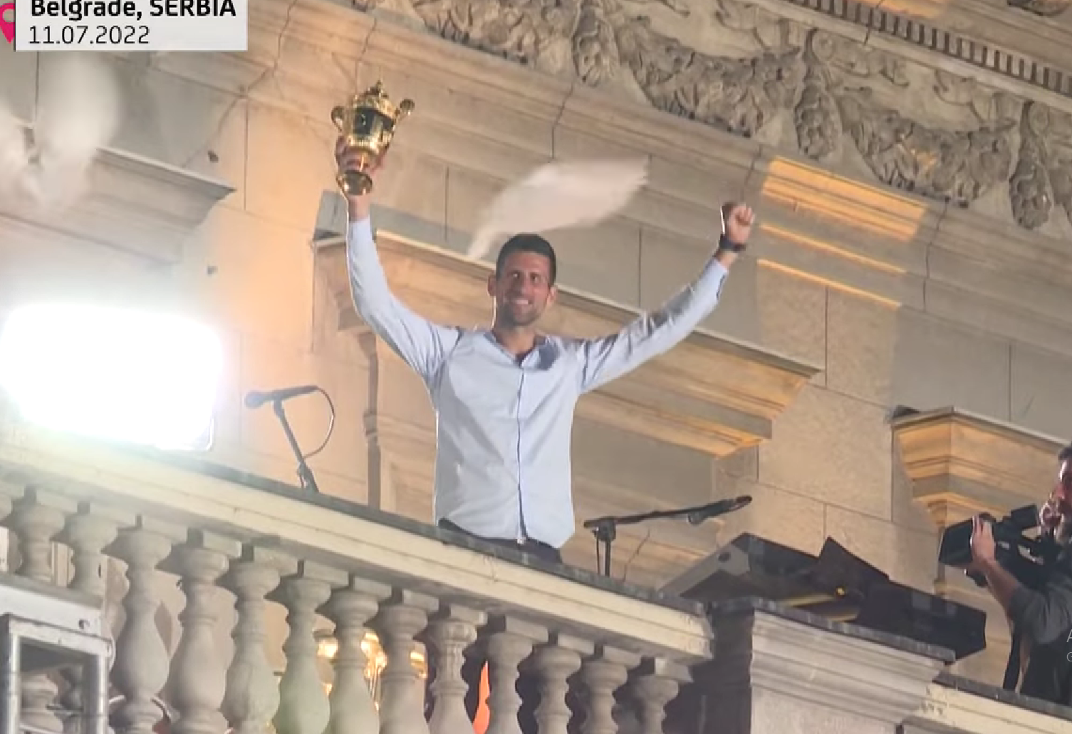 Sırp tenisçi Djokovic Wimbeldon zaferi sonrası Belgrad’da kahraman gibi karşılandı