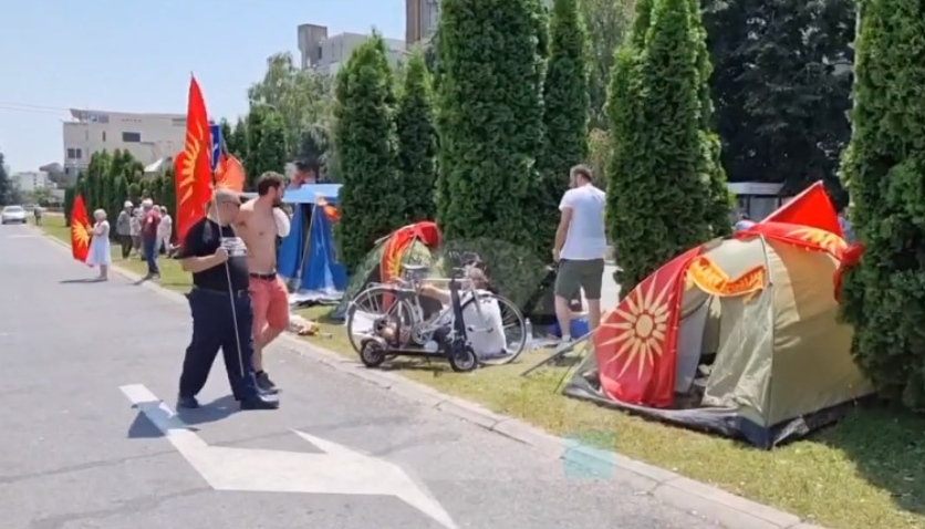 Hükümet binası önünde protestolar devam ediyor, Fransız önerisinin oturumu ertelendi