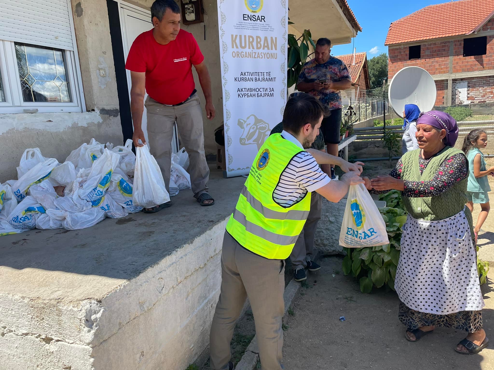 Ensar Derneği 900 aileye kurban eti ulaştırdı