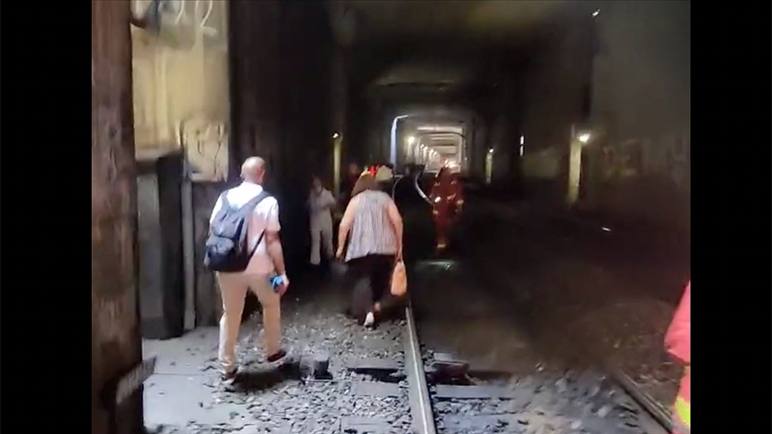 Fransa’da tren seferleri aksayınca yolcular uzun süre tünellerde mahsur kaldı