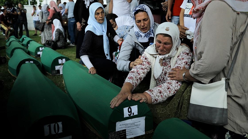Srebrenitsa kurbanlarının tabutları defnedilecekleri Potoçari Anıt Mezarlığı’na taşındı