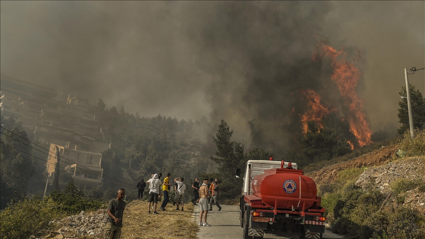 Yunanistan’da çok sayıda noktada orman yangını