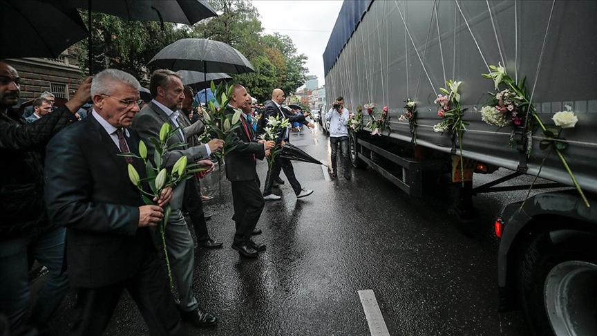 Srebrenitsalı soykırım kurbanlarının cenazeleri, Saraybosna’dan dualarla uğurlandı