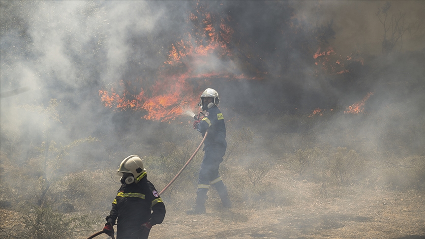 Yunanistan’da orman yangınları farklı bölgelerde sürüyor