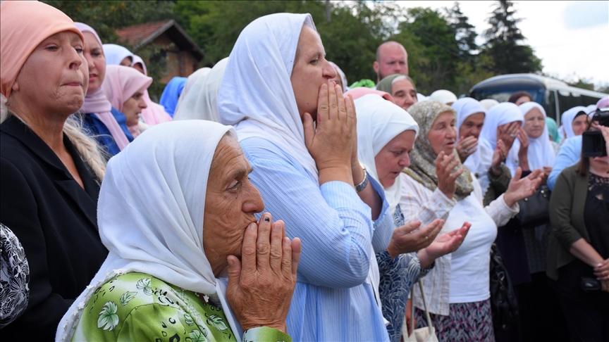 Srebrenitsa soykırımı kurbanlarının yakınları sevdiklerinin katledildikleri yerlerde dua etti