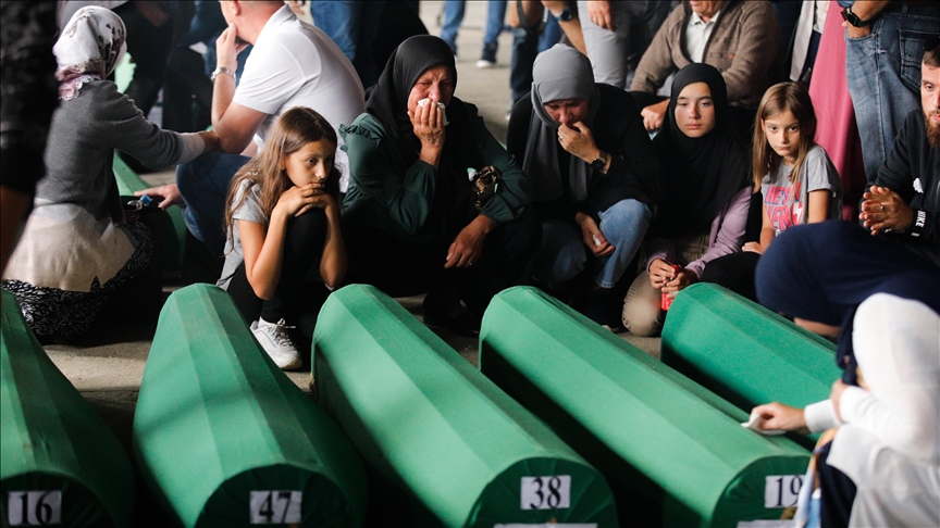Potoçari Anıt Mezarlığı’na ulaşan Srebrenitsa kurbanlarının cenazeleri gözyaşlarıyla karşılandı