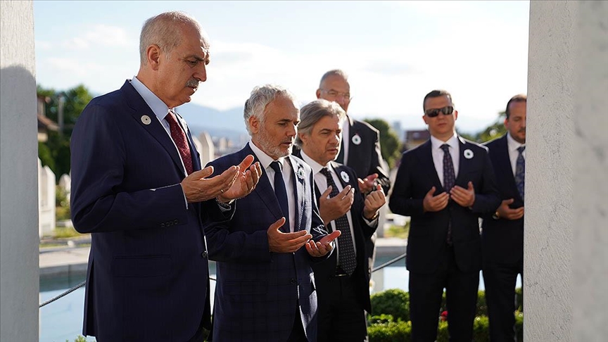 AK Parti Genel Başkanvekili Kurtulmuş, Kovaçi Şehitliği’ni ziyaret etti