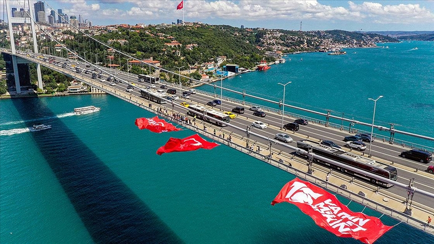 15 Temmuz Şehitler Köprüsü’ne Türk bayrağı asıldı