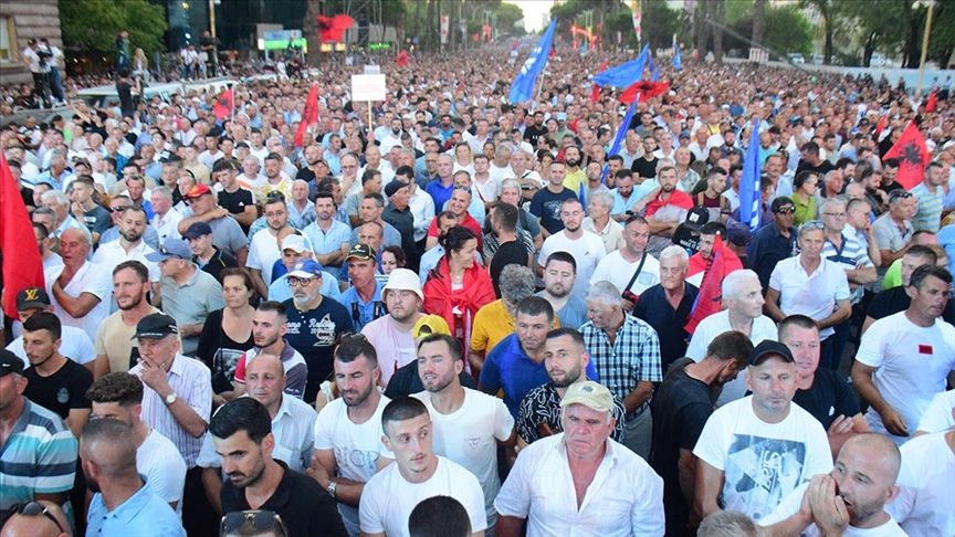 Arnavutluk’ta hükümet karşıtı protesto düzenlendi