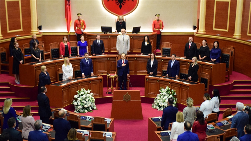 Arnavutluk’un yeni Cumhurbaşkanı Begaj görevine başladı