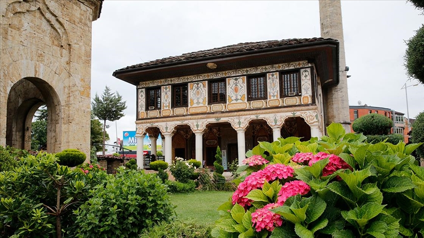 Kalkandelen’de işlemeleriyle ünlü Alaca Cami