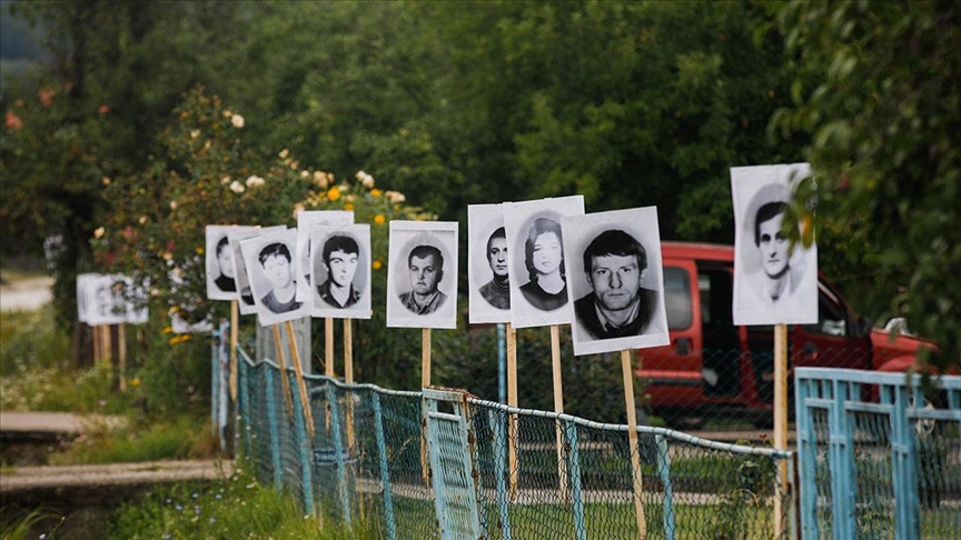 Sırp askerlerinin fotoğraflarının yerleştirildiği Srebrenitsa’da Müslümanlara provokasyon