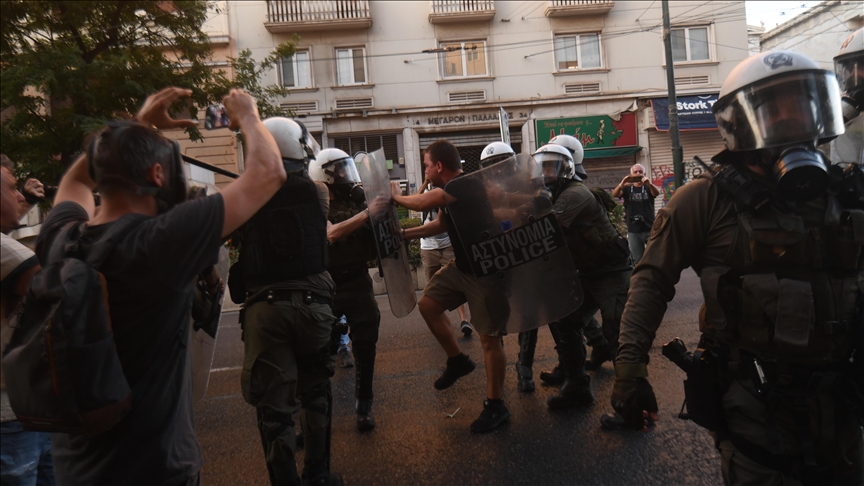 Atina’da, açlık grevindeki tutuklunun destekçilerine polis müdahalesi