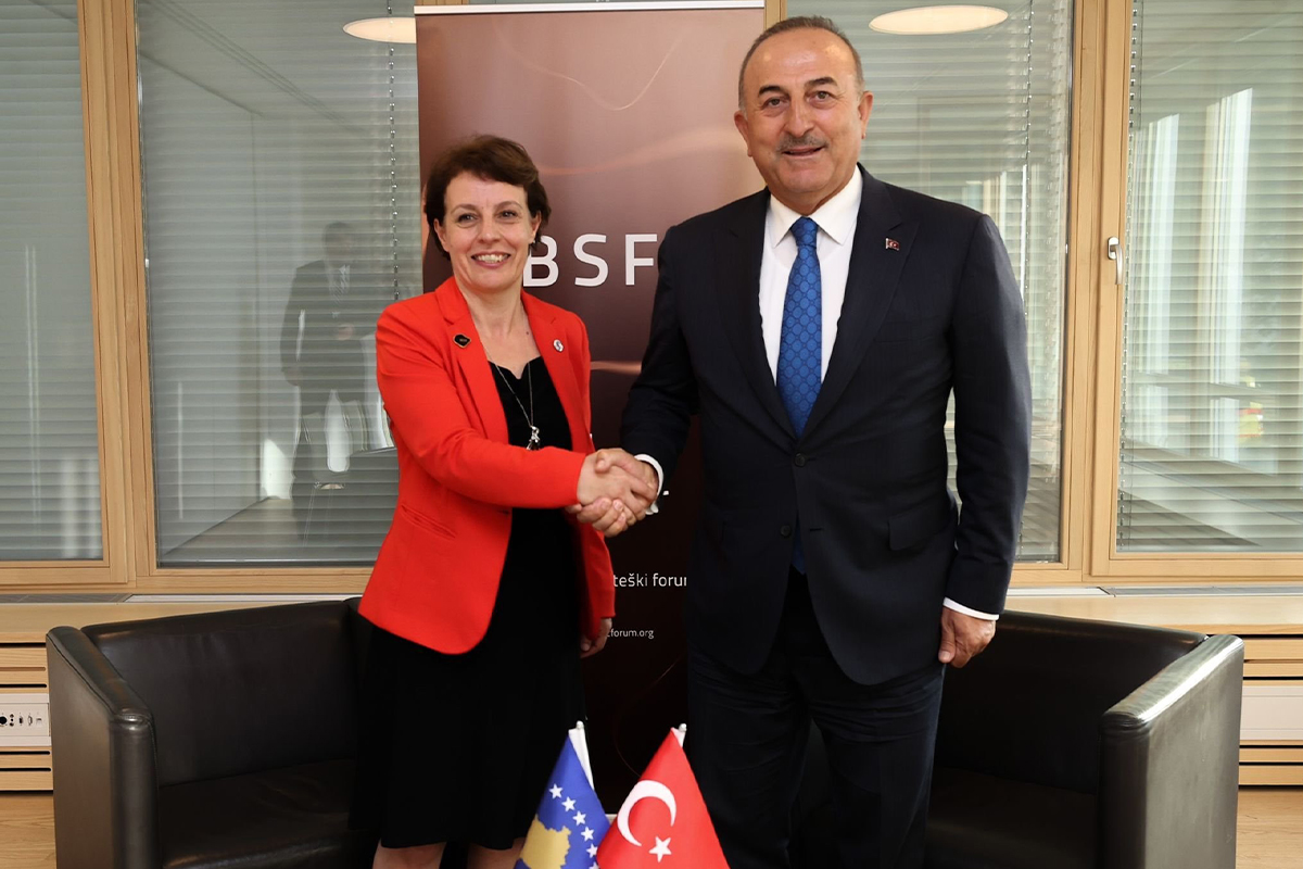 Türkiye Dışişleri Bakanı Çavuşoğlu, Kosovalı mevkidaşı Gervalla-Schwarz ile görüştü￼