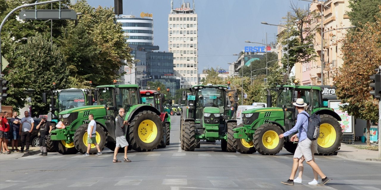 Sırbistan’daki çiftçiler, traktörlerle kentteki iki kavşağı trafiğe kapattı