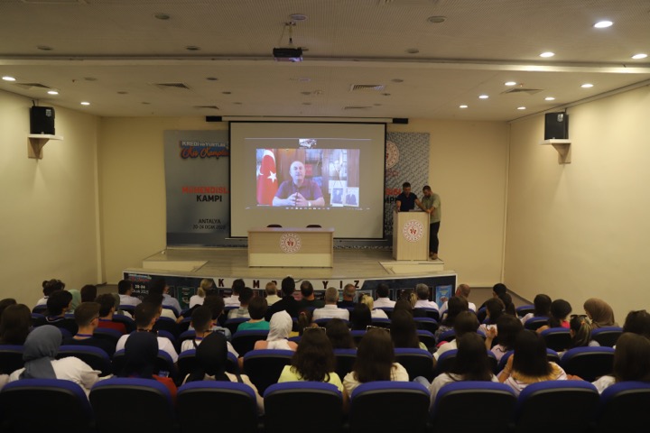 Türkiye Dışişleri Bakanı Çavuşoğlu Üsküplü gençlerle bir araya geldi