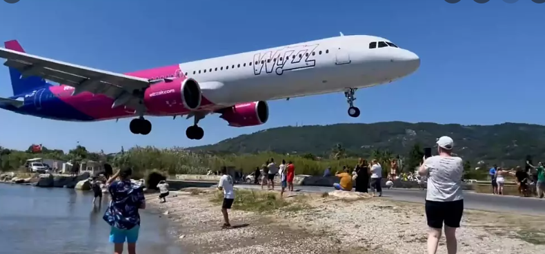 Yunanistan’ın İskados Adası’na alçaktan inen yolcu uçakları turistlerin ilgi odağı oldu