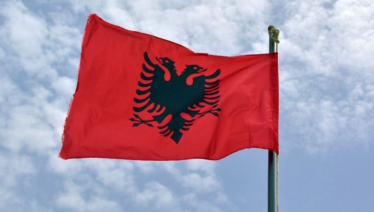 Arnavutluk’ta Türk bayrağını denize atan kişi gözaltına alındı
