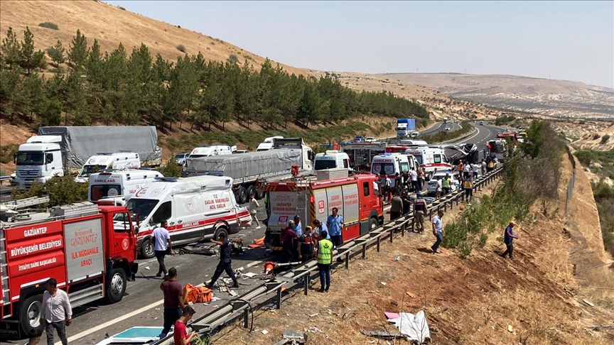 Gaziantep’te kaza yapan araca müdahale eden ekiplere yolcu otobüsü çarptı, 15 kişi öldü