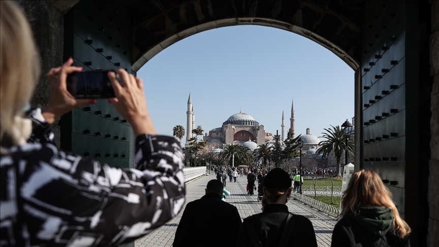 İstanbul’u ziyaret eden turist sayısı 2021’in aynı ayına göre yüzde 115 arttı