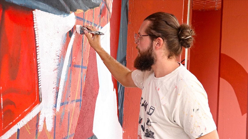 Kuzey Makedonyalı duvar ressamı için sokak sanatı bir “açık hava galerisi”