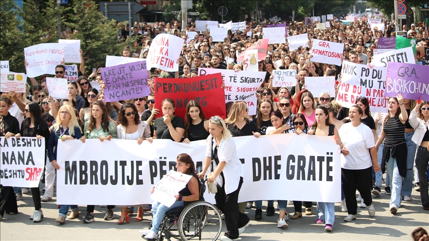 Kosova’da kadın ve kızların şiddetten korunması talebiyle protesto yürüyüşü düzenlendi