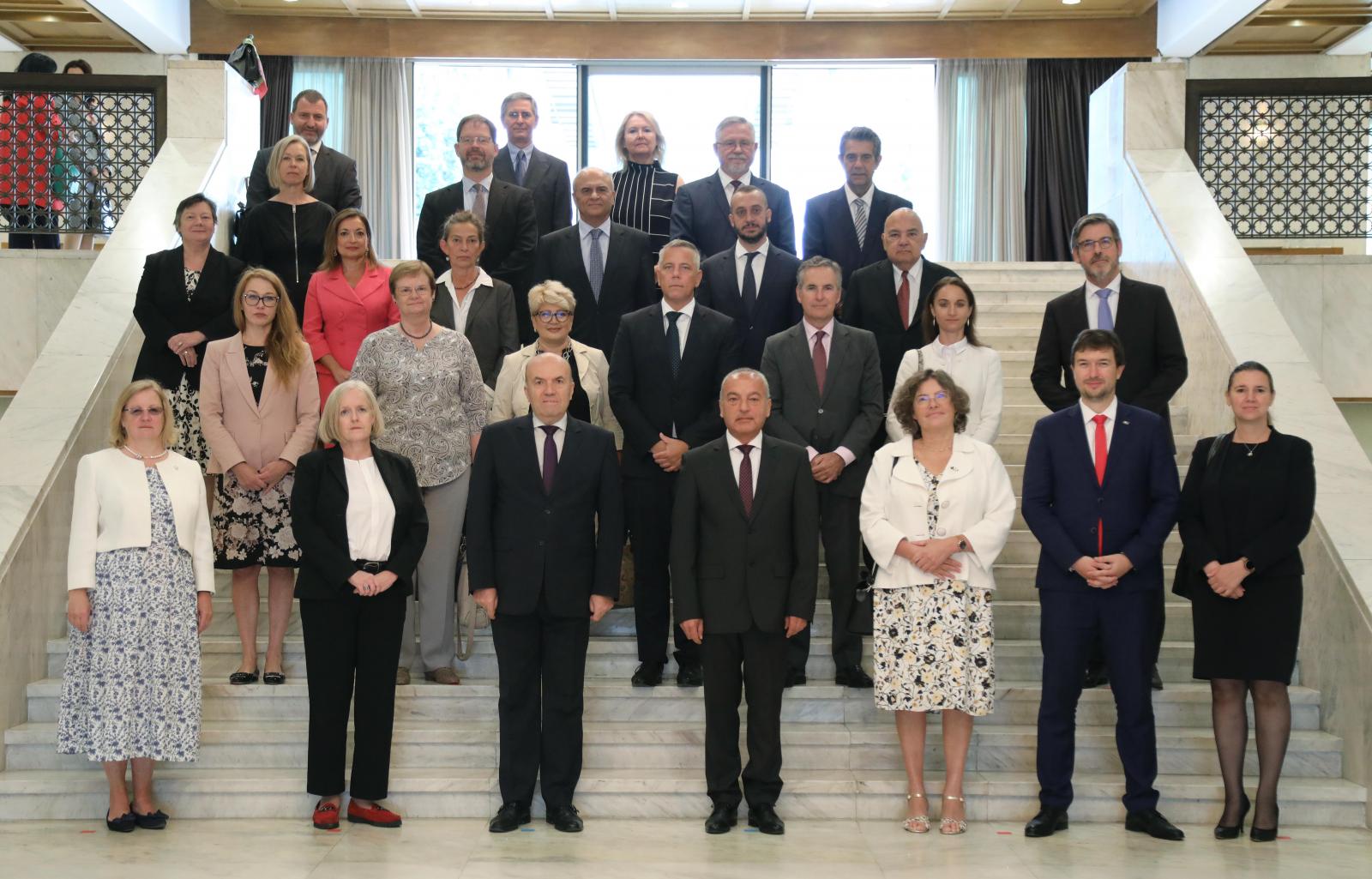 Bulgaristan Başbakanı Donev, AB ülkelerinin büyükelçileri ve AK temsilcileriyle bir araya geldi