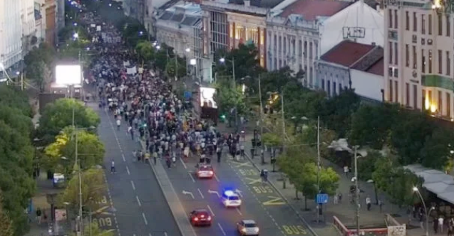 Sırbistan’da 100 bin kişi onur yürüyüşüne karşı yürüdü
